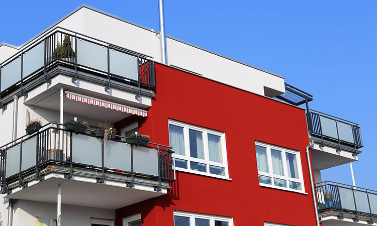 Balkongeländer mit Glaselementen kombiniert Balkongeländer dunkel mit Glaselementen