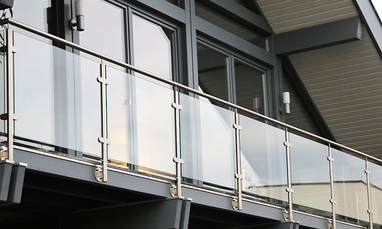 Balkongeländer mit Glaselementen kombiniert Balkongeländer mit Glaselementen